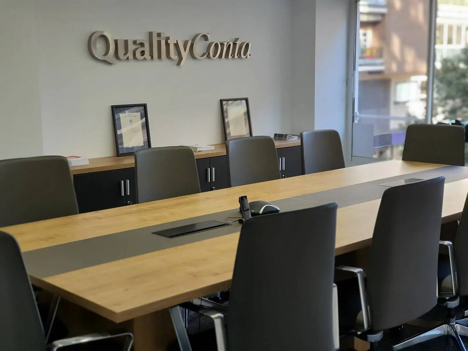 Equipo profesional ofreciendo asesoramiento personalizado a empresas en Madrid