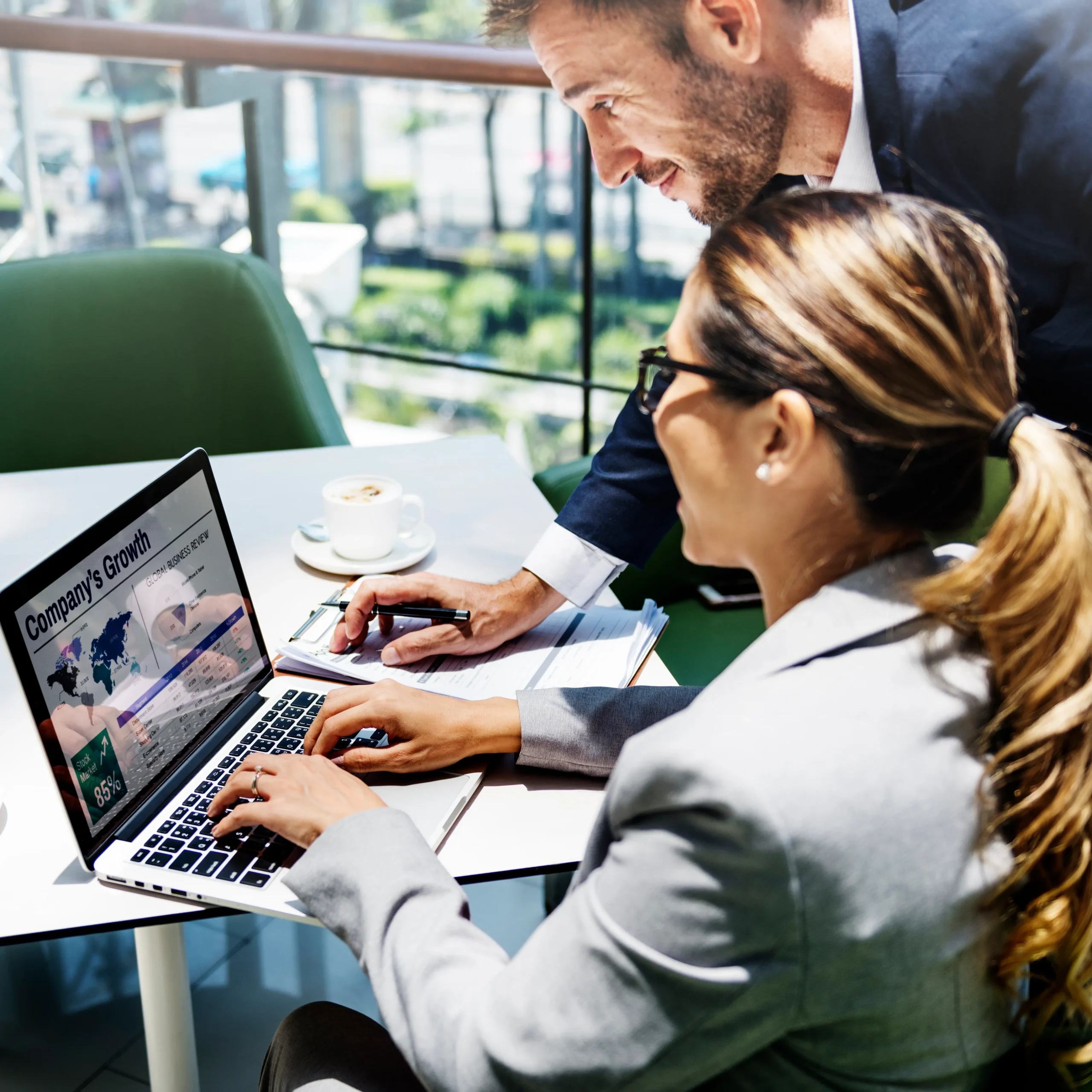business-people-discussion-laptop-growth-success-c-2023-11-27-05-35-07-utc Gestión de Fundaciones 1