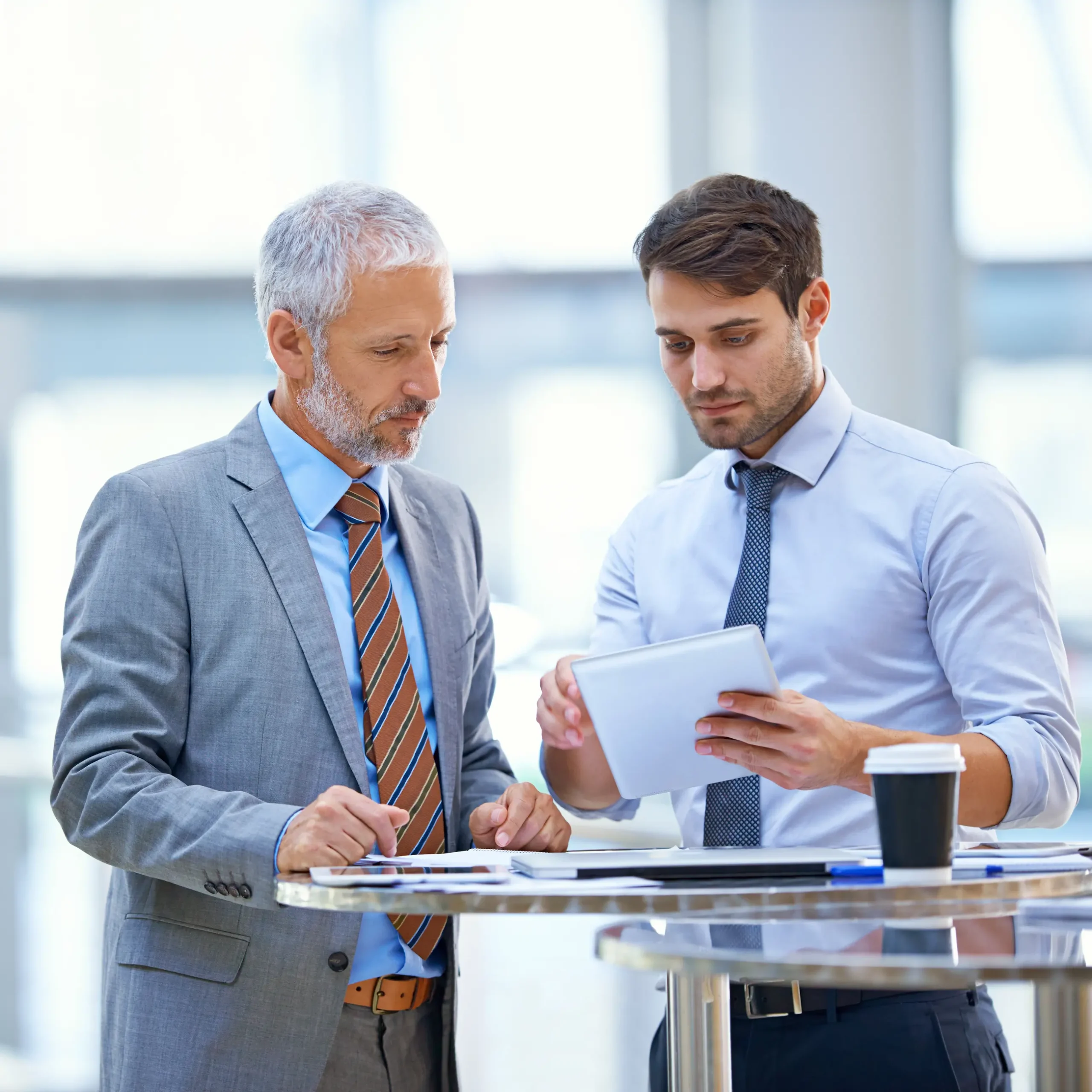 shot-of-a-young-businessman-with-a-tablet-discussi-2023-11-27-05-34-13-utc (1) Servicios de asesoría mercantil 1